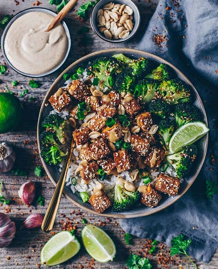 Knuspriger Sesam-Tofu mit Tahini-Erdnuss Soße (vegan, glutenfrei)