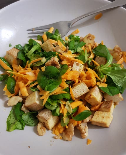 Salat mit Nuss-Tofu und Apfel