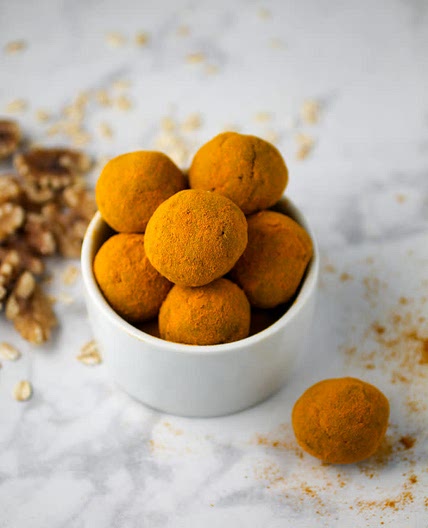 ANTI-INFLAMMATORY TURMERIC DATE BALLS