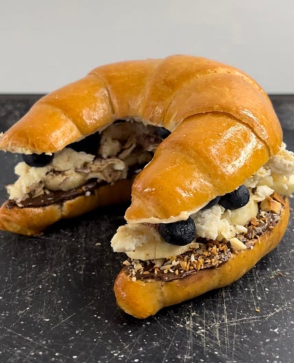 Kinder Bueno meets Raffaello croissant sandwich