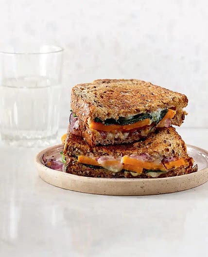 Recette de grilled cheese patates douces et épinards | Coup de Pouce