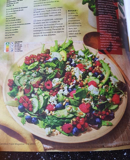 Salade aux fruits rouges, feta, avocat et vinaigrette au basilic