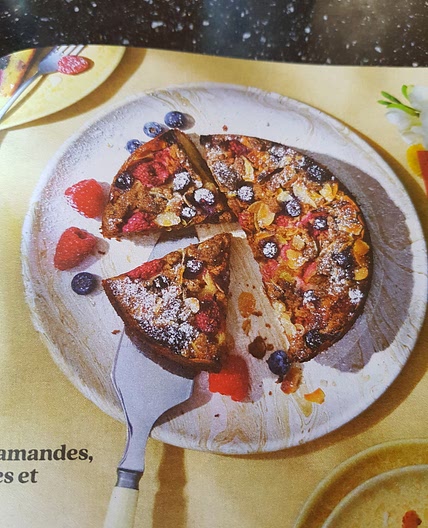 Cake aux amandes, framboise et myrtilles