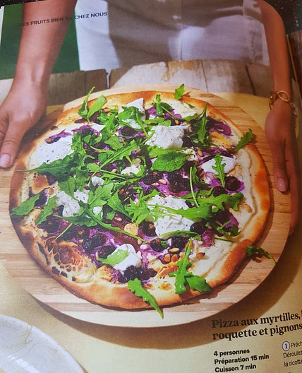 Pizza aux myrtilles, burrata, roquette et pignons de pin