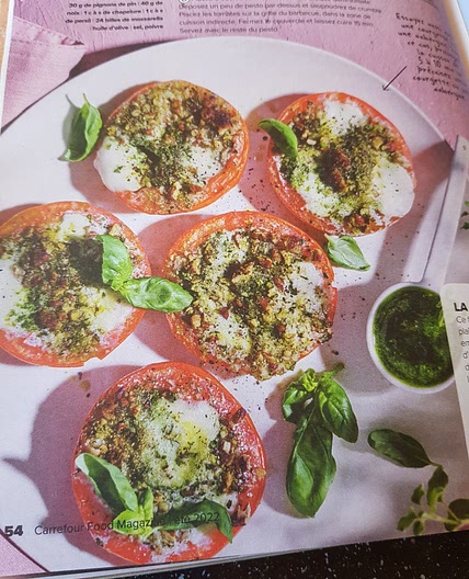 Tomates farcies à la mozzarella,pesto et crumble aux noix