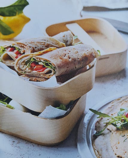 Hartige boekweitpannenkoeken met basilicum en hummus van zongedroogde tomaten