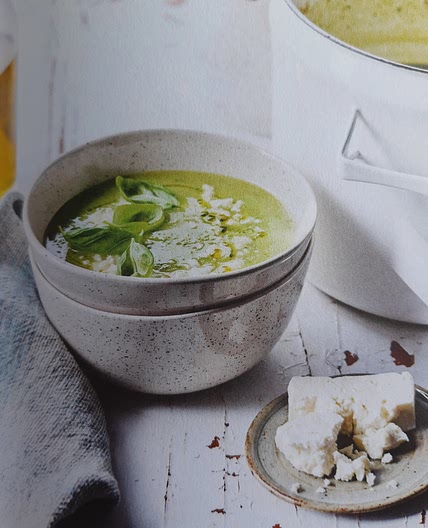 Soep van courgette, erwtjes en basilicum