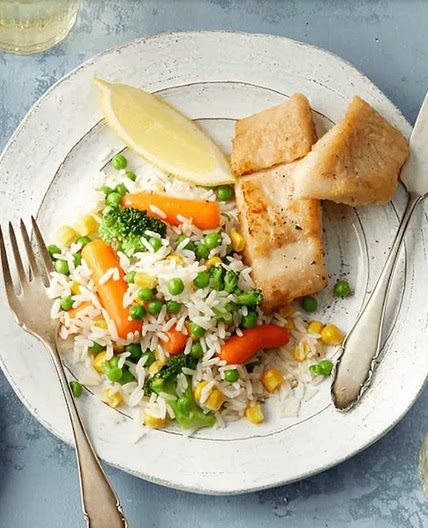 Gebratenes Fischfilet auf Gemüse-Reis