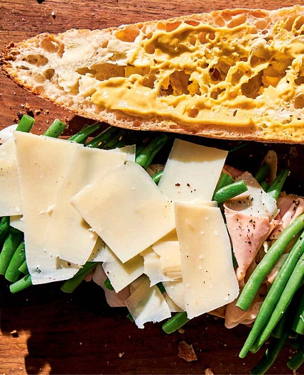Ham-and-butter baguette with green beans