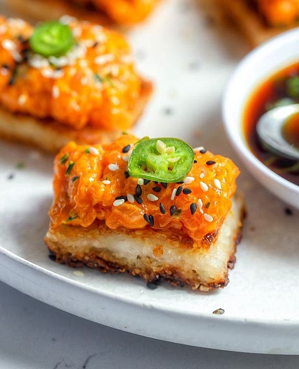 Follow for more recipes! ❤️ Miso Mayo Gochujang (very sorry if I mispronounced it) Salmon over Crispy Rice 🥹👌🏻 . If you’ve never tried gochujang you are missing out, it is the most delicious korean chili paste, but also if you haven’t tried Nobu’s crisp