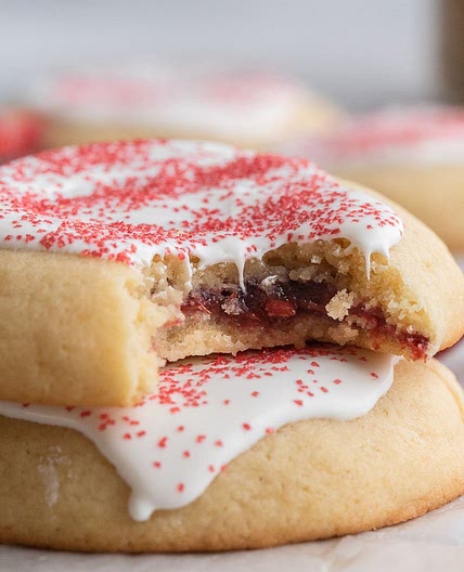 Crumbl 🙀 Strawberry Pop-Tart Cookies 