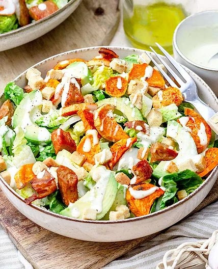 Caesar salade met avocado 🥗🥑&nbsp;Een caesar salade, maar dan met avocado, zoete aardappel en (vegan) kip. 🌿 De caesar salade is, zoals de geruchten rond gaan, ontstaan per toeval. Bij gebrek aan ingrediënten werd deze salade geserveerd en bestond uit 8