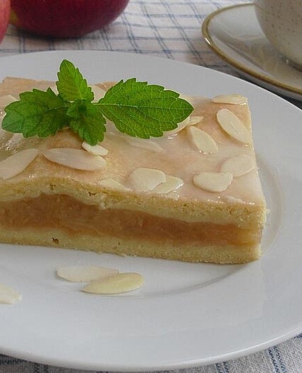 Apfelkuchen gedeckt vom Blech