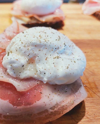 Smørrebrød - poached egg, white asparages and pancetta