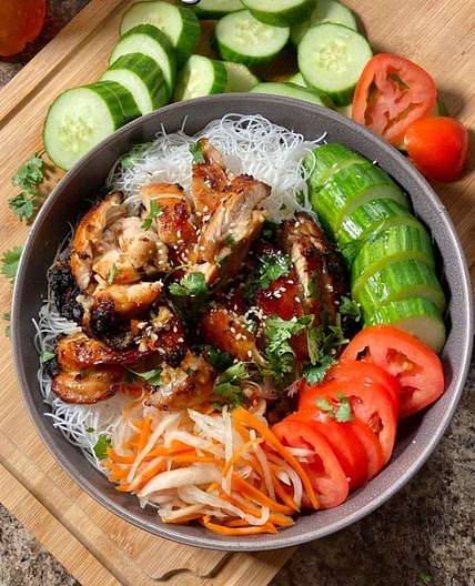 Crispy and juicy lemongrass chicken in the air fryer 😚 Ingredients: -2.5lbs chicken thighs -a ton of garlic (minced) -4 tbsp lemongrass (minced) -1 lemon (or lime), juices -4.5 tbsp fish sauce -2.5 tbsp soy sauce -4 tbsp brown sugar -Mix all ingredients a