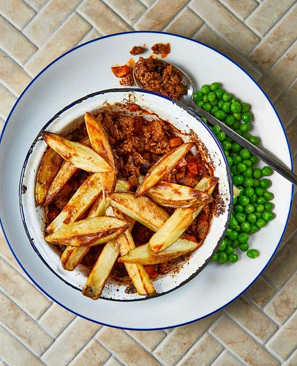 Chip-topped meat-free mince and thyme pie with peas