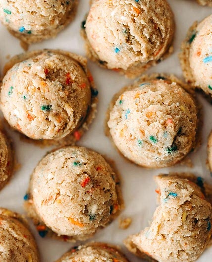 No better monday comeback than a sweet, sprinkle filled, so fluffy, no-bake Birthday Cake Batter Bite comeback🌈 In my personal opinion😋😋 I am obsessed with coconut flour in no-bake recipes, the texture is somehow CAKE but also HOW IS THIS NOT BAKED? all
