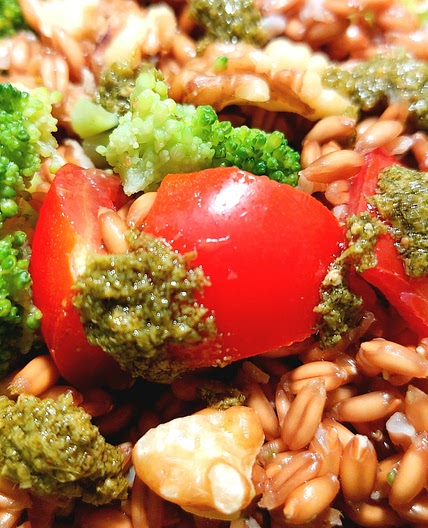 Barley salad - Broccoli, tomato, pesto and walnuts