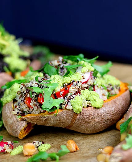 Gefüllte Süßkartoffeln mit Quinoa und Avocado