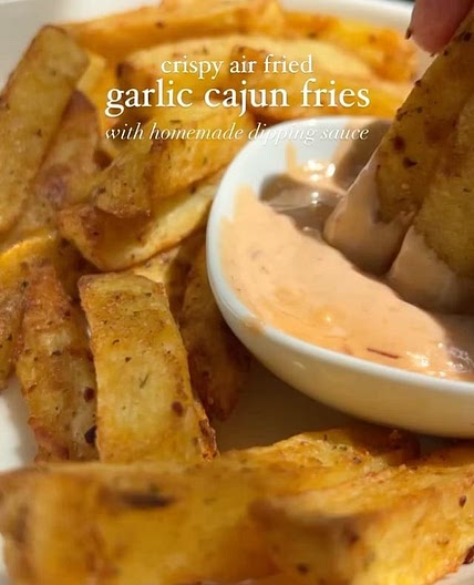 Crispy garlic cajun fries 🍴