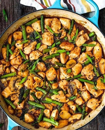 EASY HEALTHY CHICKEN AND ASPARAGUS SKILLET