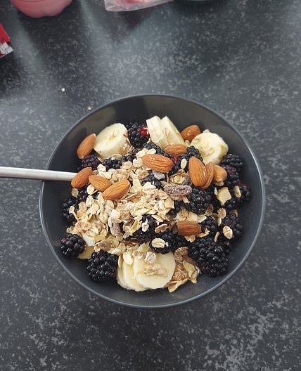 498kcal - Yoghurt bowl + koffietje  - 25P 61C 11F