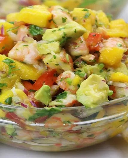 Mangue, crevettes et avocat : Une salsa estivale qui nous met l'eau à la bouche