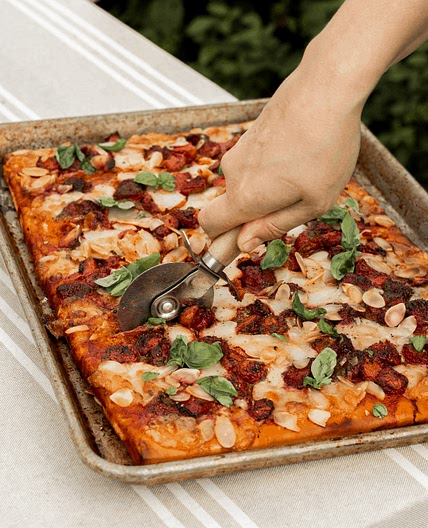 Pizza aux fraises, au pesto, à la mozzarella fraîche & aux amandes