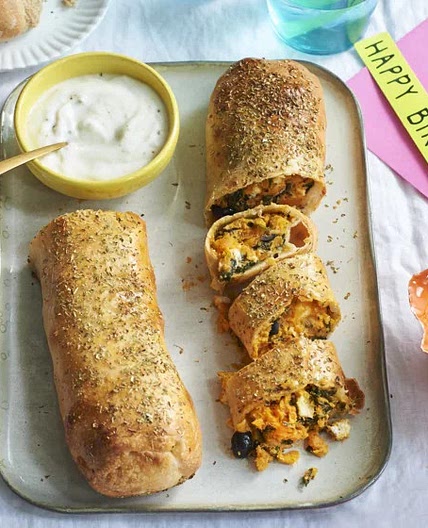 Zoete-aardappelrol met feta en knoflookyoghurt