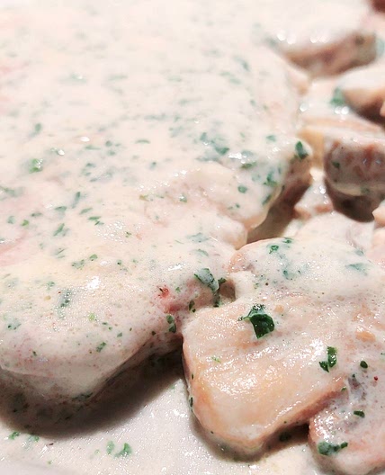 Cutlet with heavy cream and mushrooms