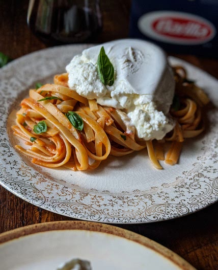 Pâtes sauce aux tomates & ail rôti avec burrata