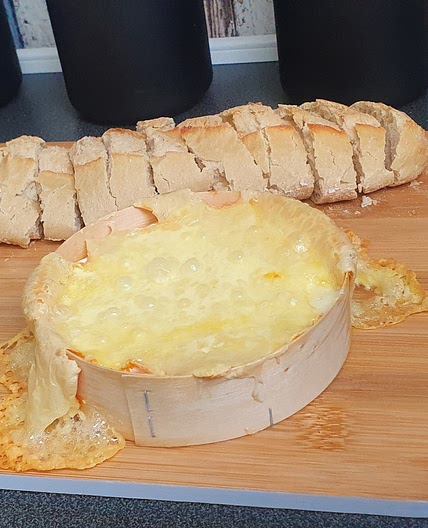 Ofenkäse mit Baguette