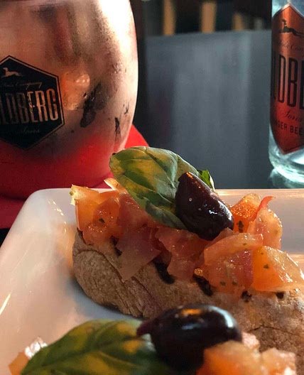 Bruschetta di Burrata mit Pfirsiche