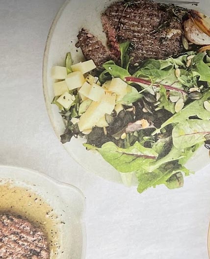 Steak haché à la salade