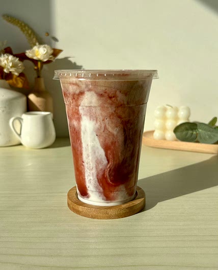 Hailey Bieber’s strawberry smoothie