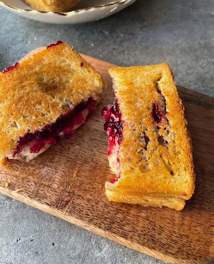 ТОСТЫ С КАМАМБЕРОМ И КЛЮКВОЙ