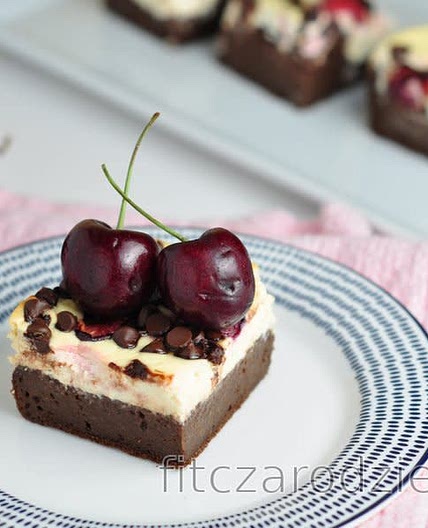Sernik brownie z wiśniami