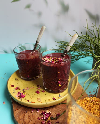 The Game-Changing Detox Berry Smoothie Mixed Recipe with Spinach (High in Antioxidants)