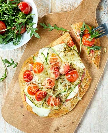 pizza de pain naan à la courgettes et aux tomates cerises