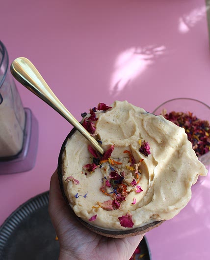 The smoothie with peanut butter and peanut butter for a healthy breakfast
