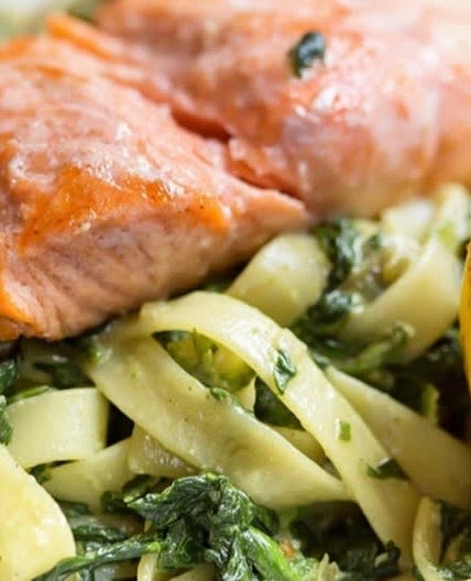 Tagliatelle mit Lachs und Spinat