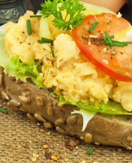 Körnerbrötchen mit Ei