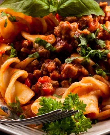 Vollkornpasta Bolognese mit Spinat