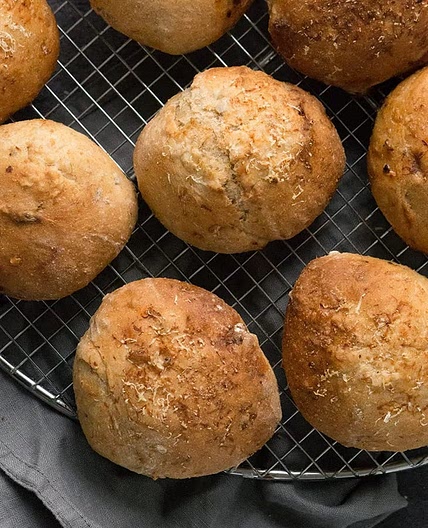Bread with sun dried tomatoes and chili