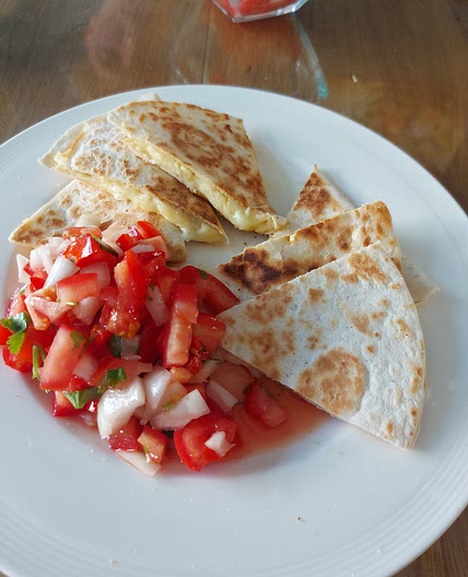 555kcal - quesadilla met tomatensalsa - 29P 50C 27F