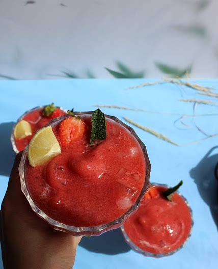 Cleansing Detox Smoothie With Watermelon, Pineapple and Mint You'll be obsessed with this Summer!