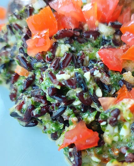 Black rice with rucola pesto and cherry tomatoes
