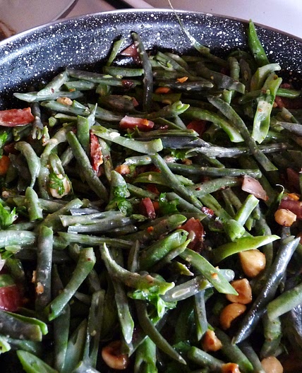 Green beans with hazelnuts and bacon servings = 4 as a side dish