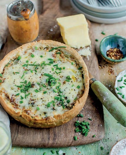 Quiche with spinach and cheese