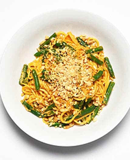 Spaghetti With Red Curry, Green Beans And Peanuts